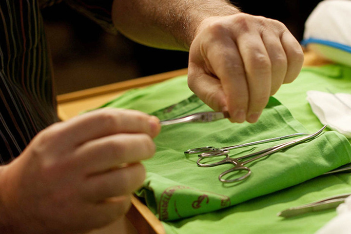 Sohn (9) auf Küchentisch beschneiden lassen: Das ist die Strafe für den