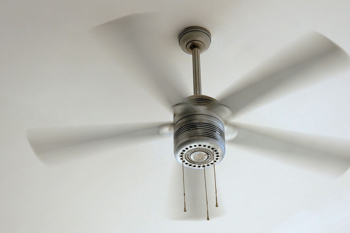 Aus Versehen getötet: Stiefvater wirft Baby in Deckenventilator | TAG24