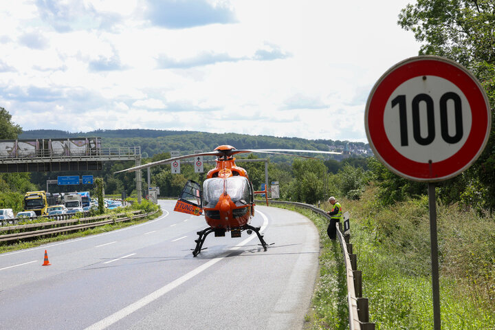 Unfall Auf A1: Totalschaden! Schwerer Crash, Hubschrauber Im Einsatz