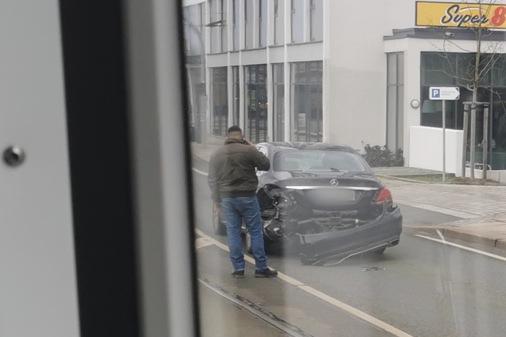 Dresden: Crash Zwischen Mercedes Und Straßenbahn Auf Der Marienbrücke!