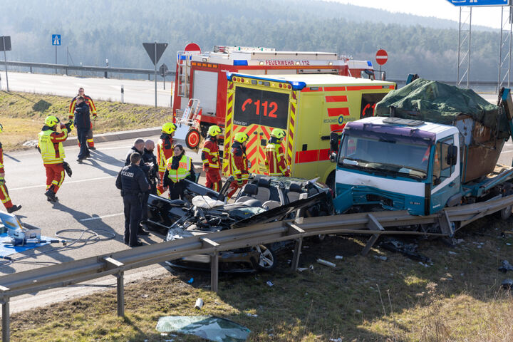 Unfall A73: Fahranfängerin Nach Horror-Crash Mit Mülllaster Schwer Verletzt