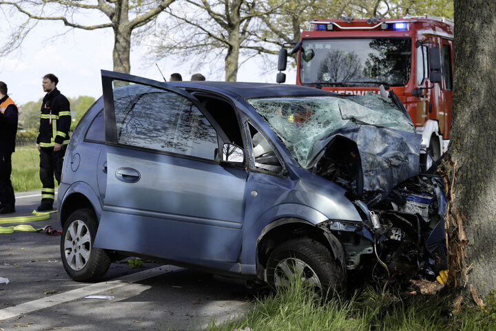 Unfall In Bischofsheim: Opel Meriva Kracht Ungebremst Gegen Baum ...