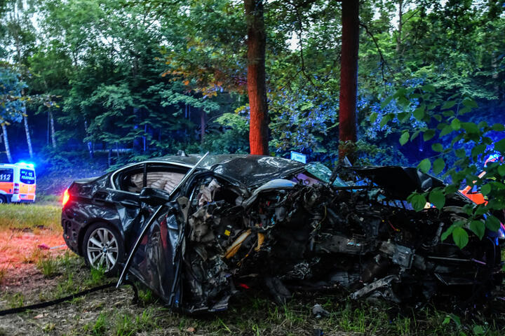 Horror-Crash Auf Der A1 In Hamburg! BMW Kracht Gegen Bäume Und Wird ...