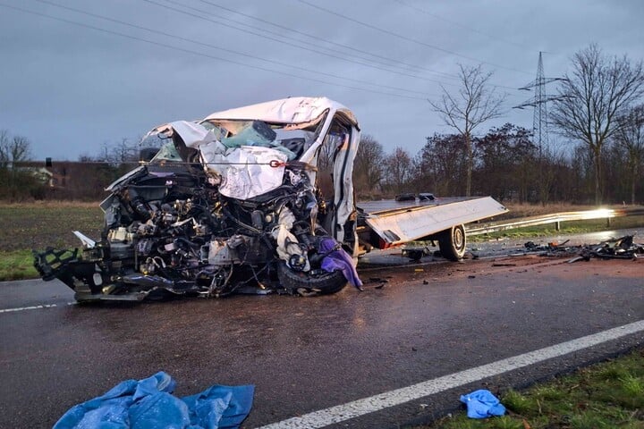 Tödlicher Unfall Auf B183: Lkw Und Transporter Kollidieren