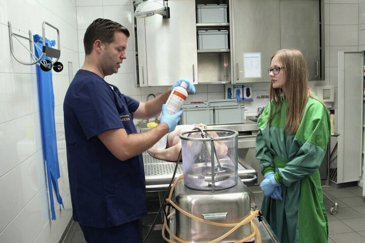 Montagearbeiter Steven besticht seinen Sohn, "weil ich die ganze Woche