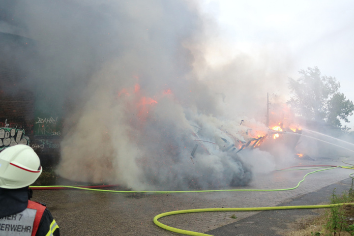 Feuer in KölnPorz Halle kracht vor FeuerwehrKameraden