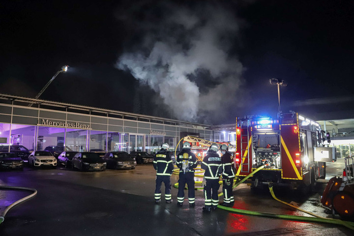 Feuer in Autohaus: Mercedes-Benz-Lagerhalle brennt lichterloh