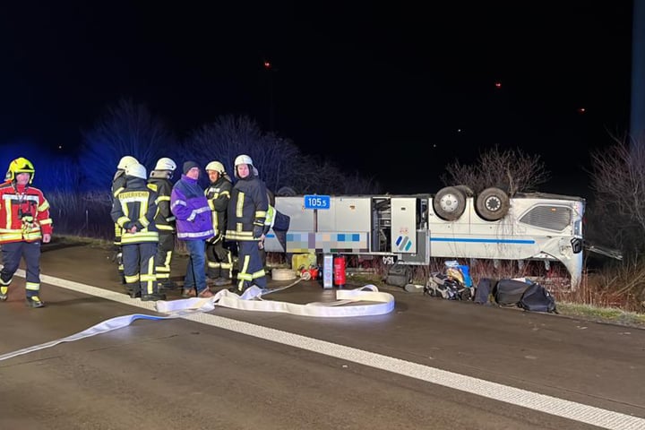 Unfall Drama Auf A2 Bei Magdeburg Reisebus Rauscht In Graben Mehr Als 30 Verletzte