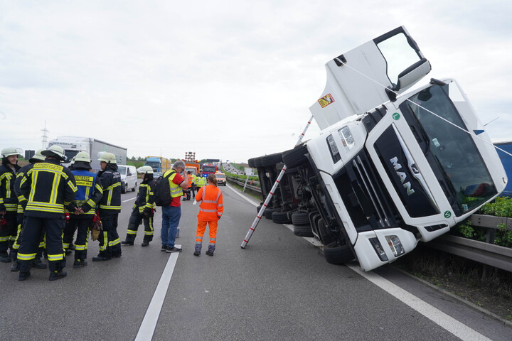 Vollsperrung Auf A81: Lastwagen Kippt In Leitplanke!