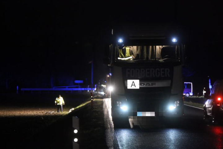 Unfall bei Radeburg LKW erfasst in der Dunkelheit einen