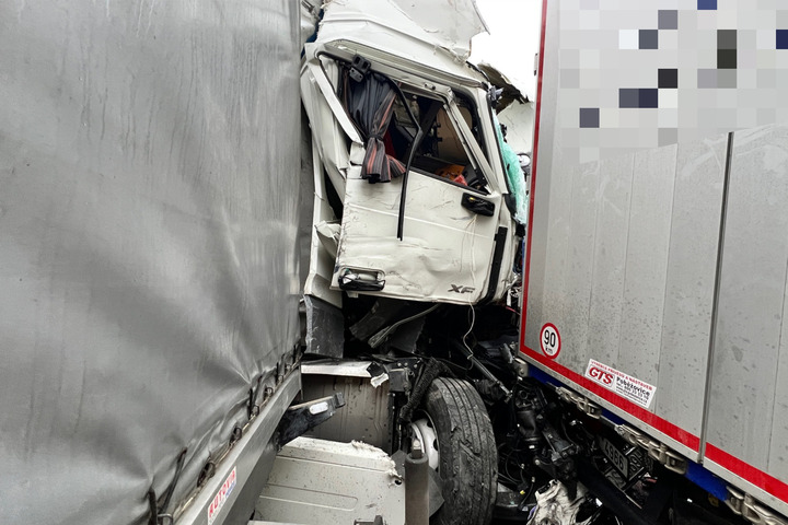 Unfall Auf Der A17: Mehrere Lkw Krachen Ineinander