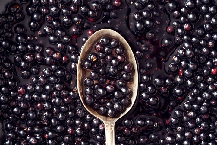 Holunderbeerensirup: Dieses einfache Rezept benötigt nur vier Zutaten Holunderbeerensirup: Dieses einfache Rezept benötigt nur vier Zutaten