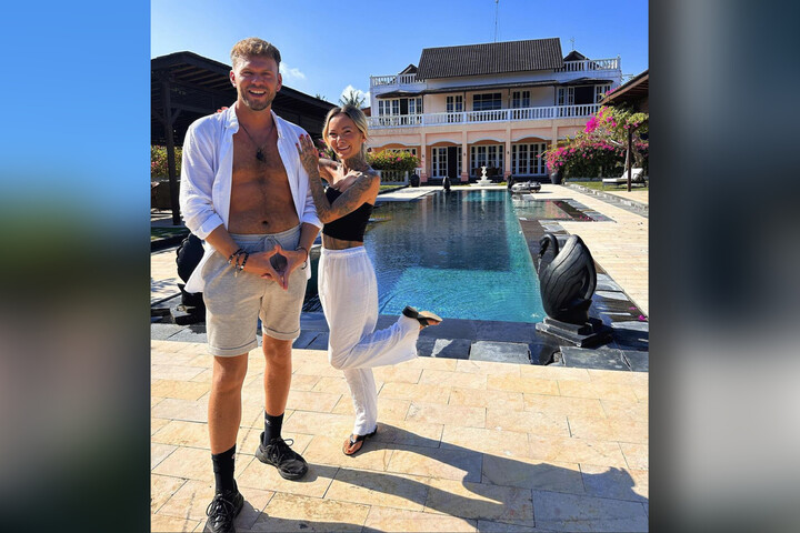 Influencerin Ana Stanskovsky lässt sich "Kevin" auf die Stirn tätowieren