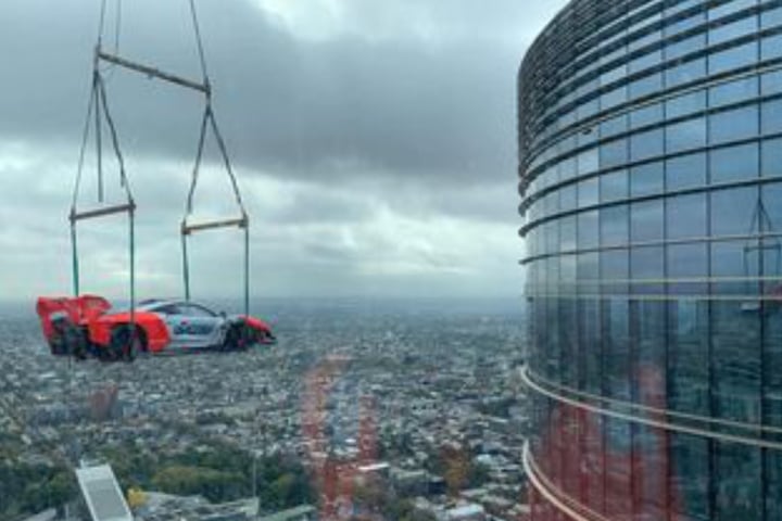als-deko-objekt-million-r-l-sst-mclaren-mit-kran-in-penthouse-wuchten