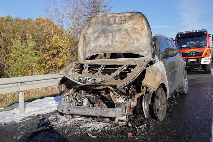 Auto-Brand Am Dreieck Dresden-West: Fahrzeug Nur Noch Schrott, Stau In ...