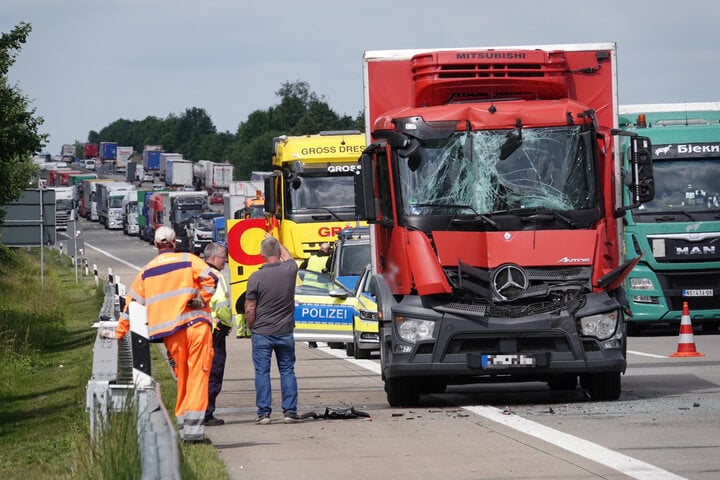 Lkw Kollidiert Mit Sattelzug: Unfall Auf Der A4 Sorgt Für Stau!