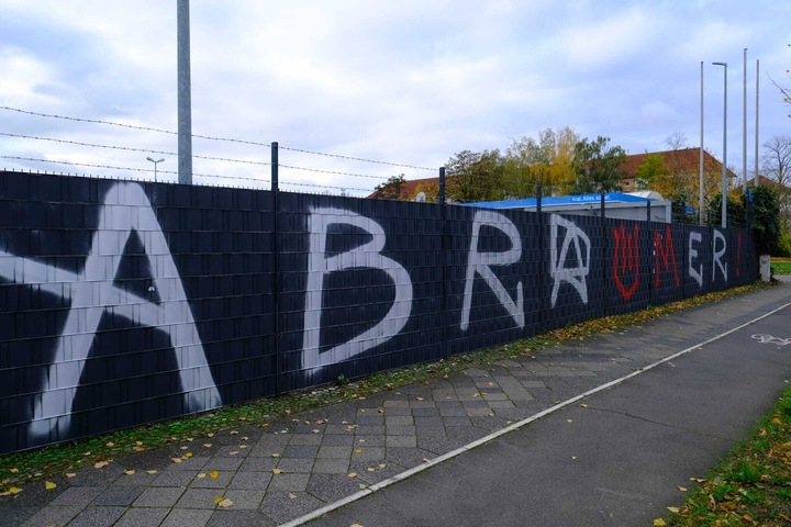 Mehr als 20 Meter lang Wieder RiesenGraffiti in Leipzig aufgetaucht