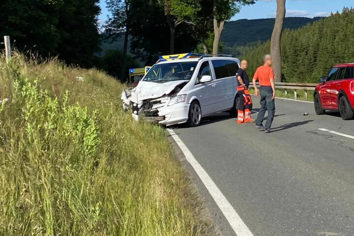 19-Jähriger Stirbt Bei Heftigem Frontalcrash Auf B95