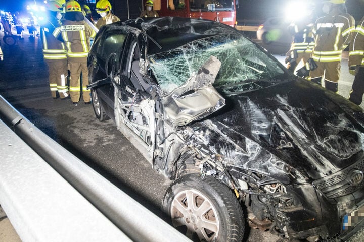 Unfall A73: Überholvorgang Missglückt - Auto Kracht In Lastwagen Und ...