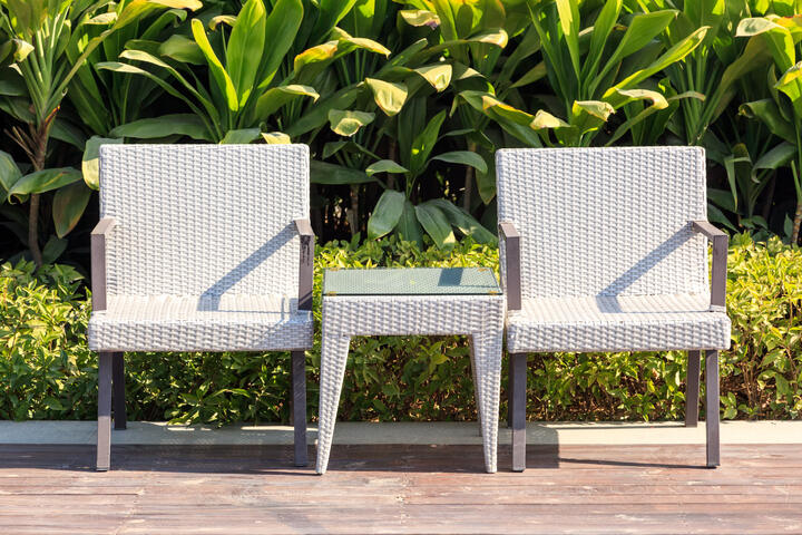 Verwitterte Kunststoff-Gartenmöbel auffrischen: Die besten Tipps
