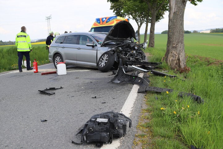 VW-Fahrerin Kracht Frontal Gegen Baum: Vollsperrung Auf Autobahnzubringer