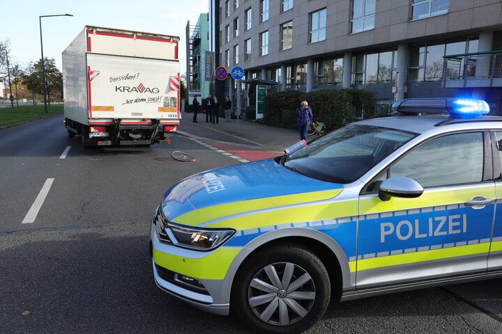 Schwerer Unfall Auf Budapester Straße: Laster Erfasst Fahrradfahrerin