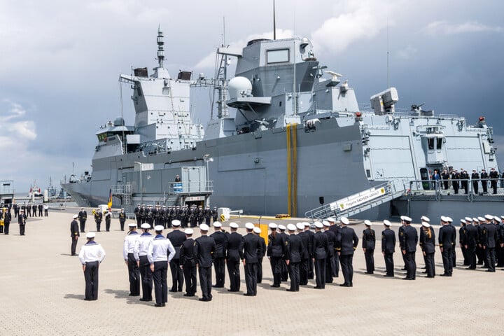 Deutsche Marine stellt neues Kriegsschiff in Dienst