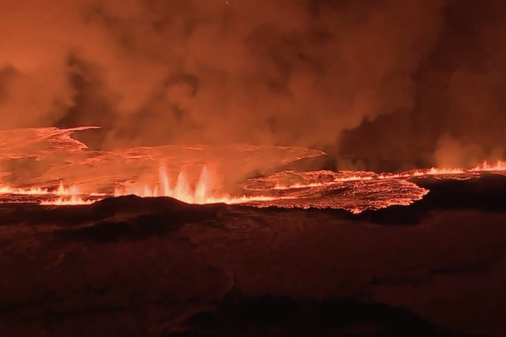 Schon Wieder! Vulkan Auf Island Spuckt Lava