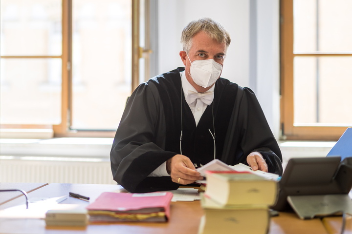 Prozess um Rechtsbeugung: Überforderter Richter sitzt nun selbst auf ...