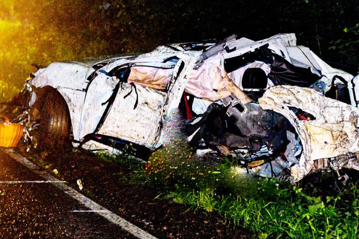 Tödlicher Unfall: Porsche-Fahrer überholt Und Kracht Gegen Baum