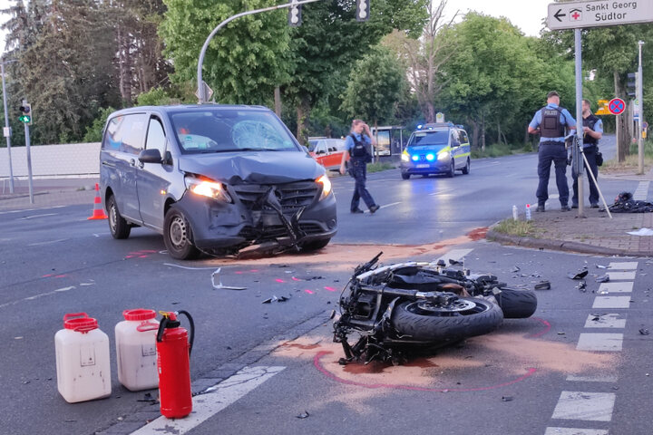 Transporter Und Motorrad Stoßen Im Leipziger Norden Zusammen: Biker ...