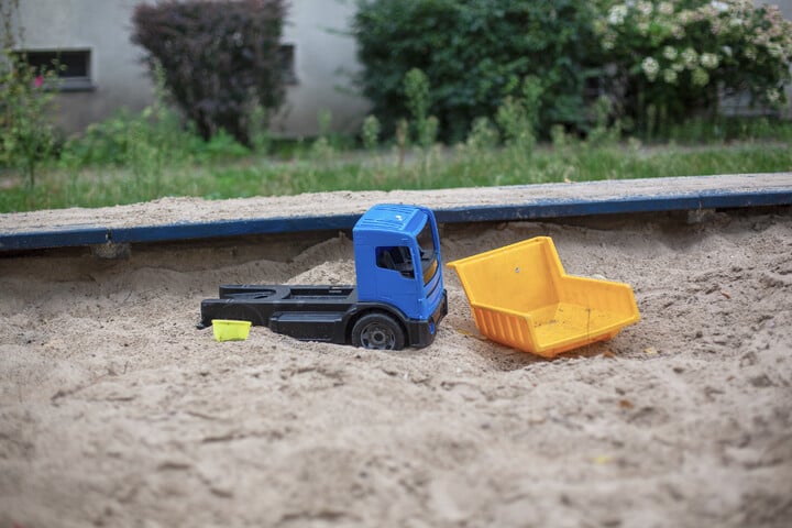 Barmstedt Frau geht auf KitaSpielplatz und ohrfeigt fremde Kinder