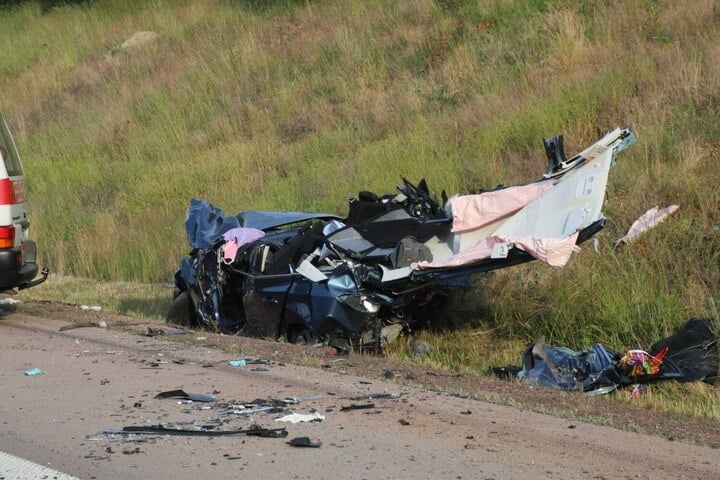 Fußball-Mannschaft In Unfall Auf A14 Verwickelt: Drei Tote Und 18 ...