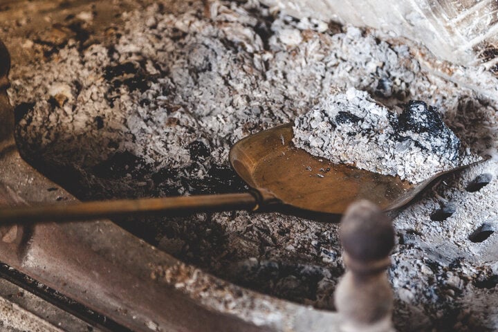 Asche Wohin mit Asche aus Kamin und Grill?