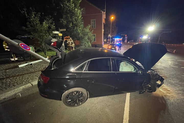 Mutmaßliches Rennen Im Oberfränkischen Hof Endet Mit Unfall: Autos Und ...