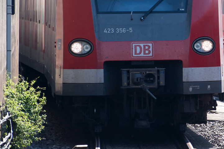 München Frau umfährt Bahnschranke, kollidiert mit SBahn