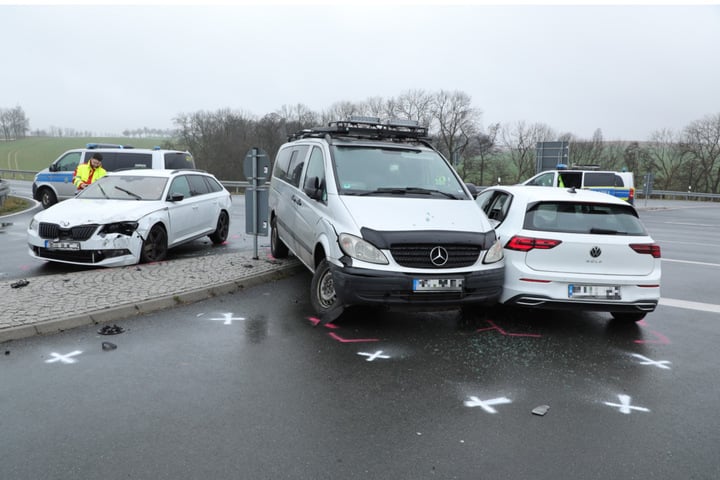 Unfall an Kreuzung: Drei Fahrzeuge krachen ineinander