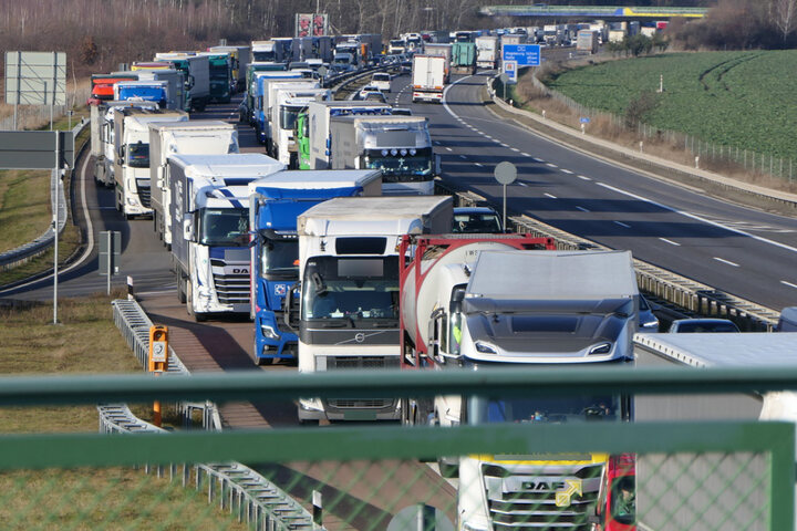 Beförderung A14 Nach A15 Nrw Wartezeit A14 Richtung Dresden nach Unfall teilweise gesperrt: Mazda kracht gegen
