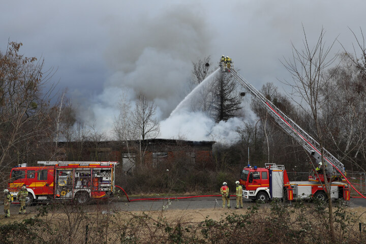 Feuerwehreinsatz In Dresden-Sporbitz: Baracke Steht In Flammen!