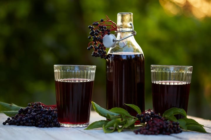 Holunderbeerensirup: Dieses einfache Rezept benötigt nur vier Zutaten