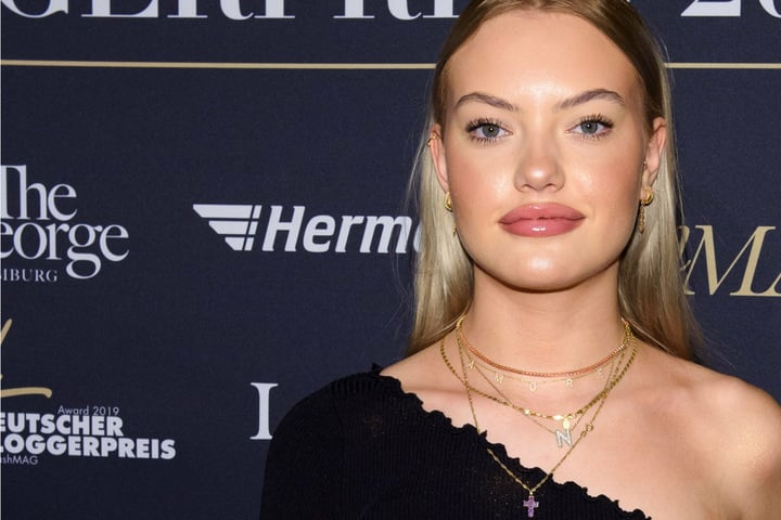Heißes Babe Wackelt über All Mit Fettarsch Heißes Babe Wackelt über All Mit Fettarsch
