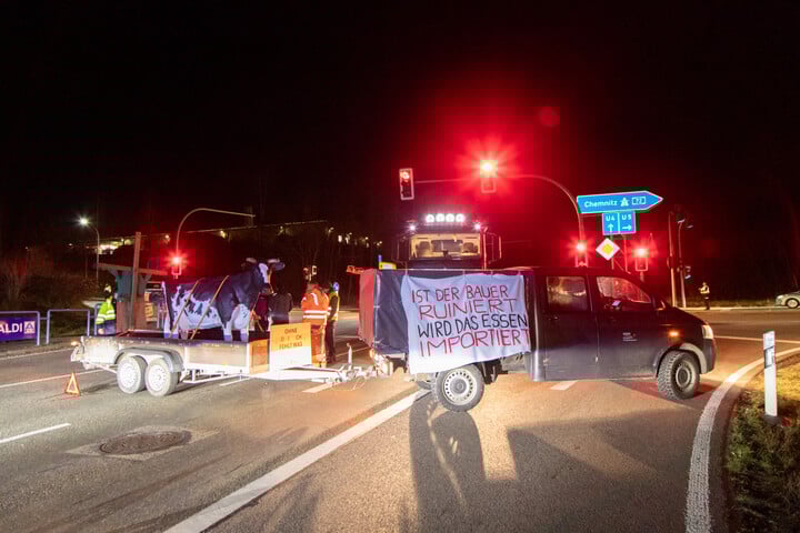 Bauern-Proteste in Sachsen: Landwirte blockieren A72-Autobahn-Zufahrten