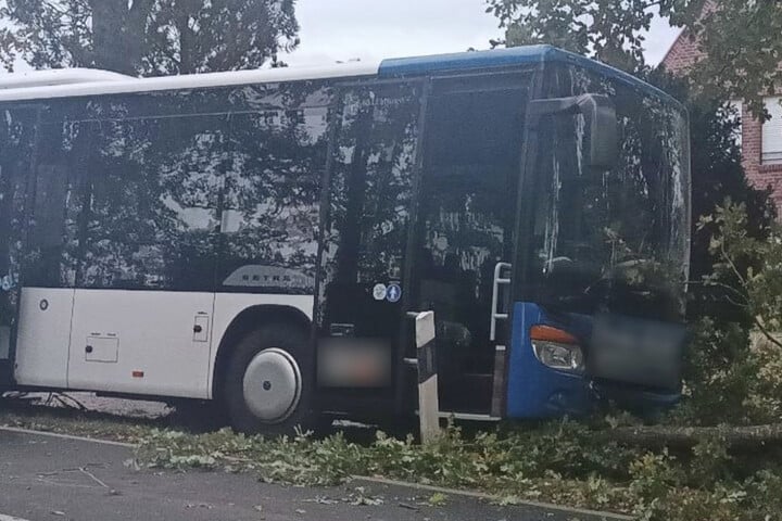 Tödlicher Unfall in Westerstede: Elfjähriges Kind wird von Bus erfasst und stirbt