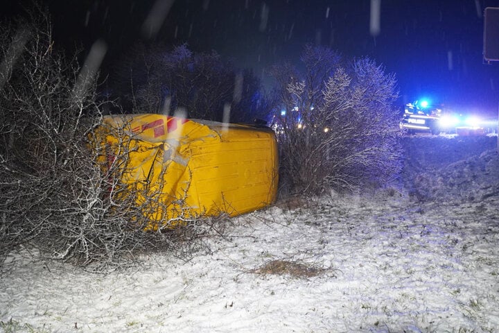 Unfall Auf Der A4: DHL-Transporter Fliegt Nach Dem Überholen Von ...