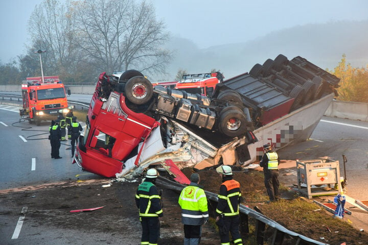 A1 In Hamburg Nach Lkw-Unfall Gesperrt, 21-jähriger Fahrer Schwer Verletzt