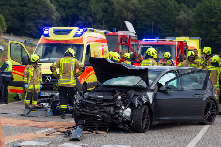 Vorfahrt Missachtet: Rentner Kracht Frontal Mit VW Zusammen