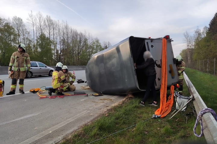 Dramatischer Unfall Auf Der A7 Bei Quickborn: Pferd Unter Anhänger Begraben