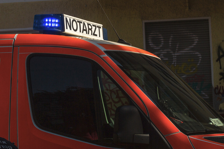 Kind (1) fällt in Gartenteich und droht zu ertrinken Reanimation!