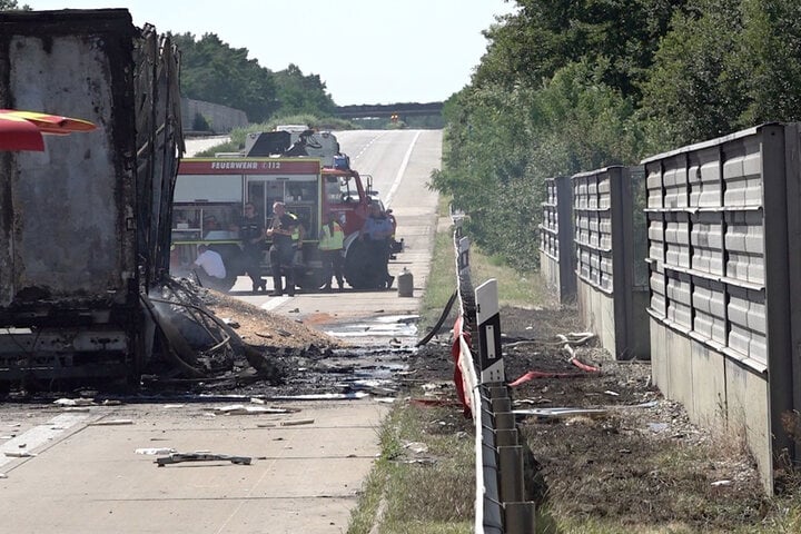 Unfall A2: A2 bei Burg gesperrt - Auto brennt aus, Polizei rechnet mit mehreren Toten