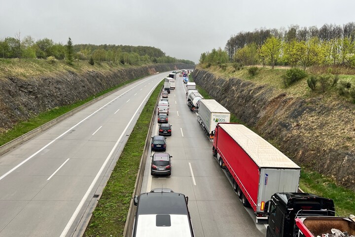 Unfall Auf Der A17: Mehrere Lkw Krachen Ineinander